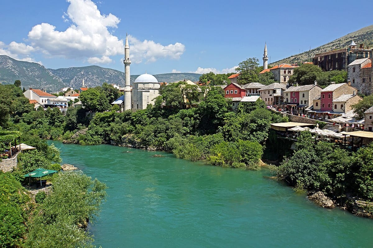 Mostar’da Neretva Nehri ve çevresindeki tarihî şehir dokusu