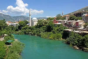 Mostar’da Neretva Nehri ve çevresindeki tarihî şehir dokusu